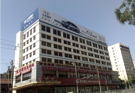 山东济南市商场媒体济南市经四路永庆街2号，山东丝绸大厦上侧楼顶大牌编号：MBGG-JN-012
