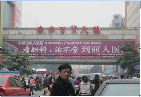 广西南宁市商场媒体 南宁步行街入口南宁百货天桥墙体楼体大牌编号：HWDP-NJ-002