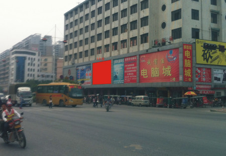 广东惠州市交通路网媒体博罗汽车总站十字路口红绿灯处看板编号：CSGG-HZ-004