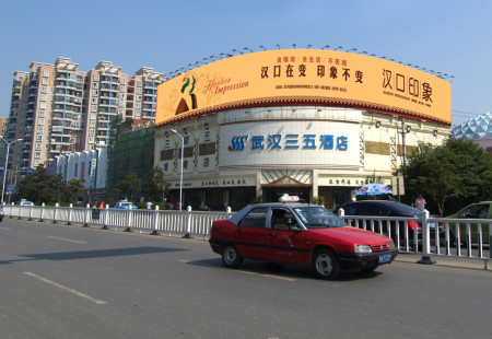 湖北武汉市写字楼媒体武汉第一大道迎宾路三五酒店楼顶大牌编号：DTGG-WH-006