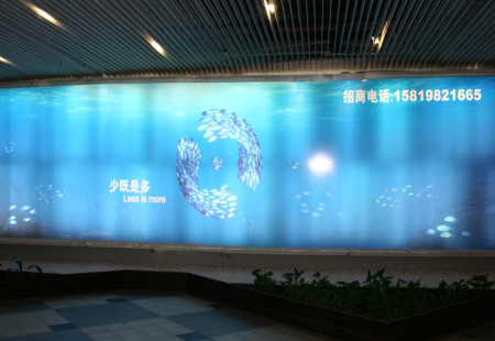 广东珠海市机场媒体国内到达通廊右侧灯箱编号：GCCM-ZH-003