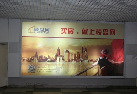 广东珠海市机场媒体国内到达行李提取大厅灯箱编号：GCCM-ZH-008