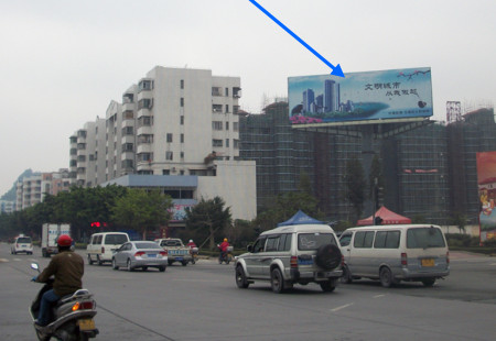 广东江门市交通路网媒体五邑大道与东海路交汇处(面对轻轨车站)立柱编号：BSTGG-JM-006