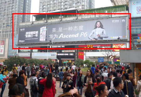 湖南长沙市商场媒体黄兴南路步行街中心广场西北角E区高街墙面三面翻编号：DSXY-CS-008
