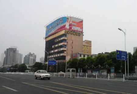 湖南长沙市交通路网媒体五一大道与曙光路口东南角金汇大厦楼顶看板编号：ZWCM-CS-025
