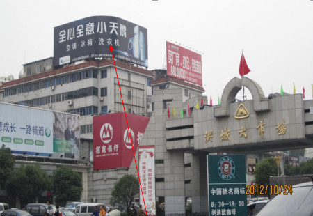 江西南昌市商场媒体西湖区洪城大市场正门口楼顶大牌编号：DXGG-NC-006