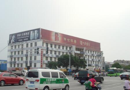 山东泰安市写字楼媒体东岳大街与迎胜路交汇处楼顶大牌编号：HFH-TA-002