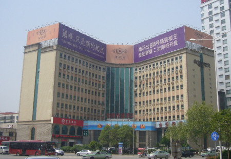 河南郑州市交通路网媒体未来路纬五路东北角楼顶大牌编号：LSQY-ZZ-022