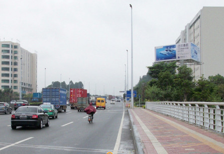 广东深圳市交通路网媒体深圳机场路口(107国道转机场路口)立柱编号：BYL-SZ-001