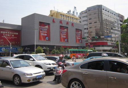 云南昆明市写字楼媒体人民东路与白塔路交叉口春城剧院看板编号：HYD-KM-003