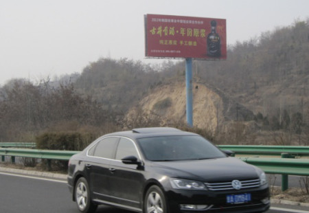 甘肃兰州市机场高速媒体兰州机场高速机场收费站6公里处立柱编号：BQGG-LZ-004