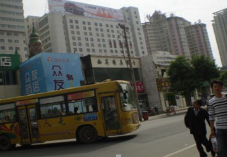 甘肃兰州市交通路网媒体兰州市西关十字楼顶大牌编号：QDGG-LZ-003