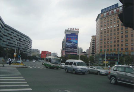 广东东莞市交通路网媒体莞城区东城西路与旗峰路交汇口方中电脑城外墙看板编号：DXGG-DG-015