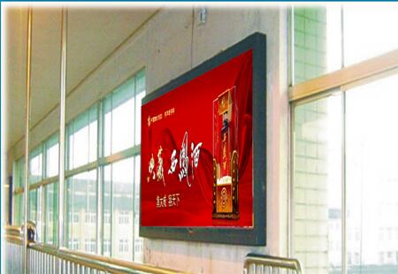 陕西西安市火车媒体第二、三、四站台通道滚轴转动灯箱编号：SEPP-XA-003