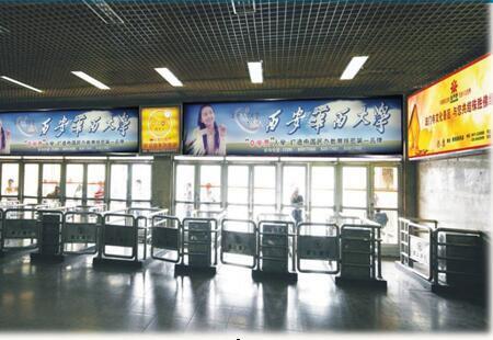 陕西西安市火车媒体出站口正对面滚轴转动灯箱编号：SEPP-XA-006