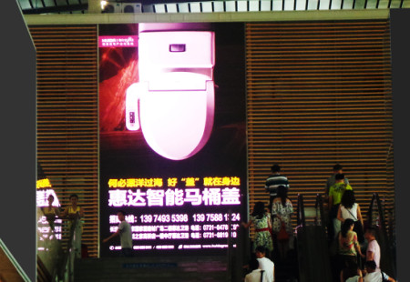 湖南长沙市高铁媒体长沙南站进站正对扶梯LED编号：ZWCM-CS-015