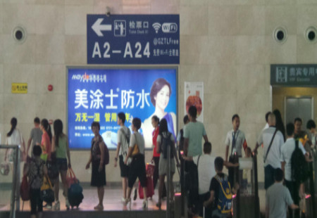 湖南长沙市高铁媒体长沙南站候车层正对扶梯位置灯箱编号：ZWCM-CS-018