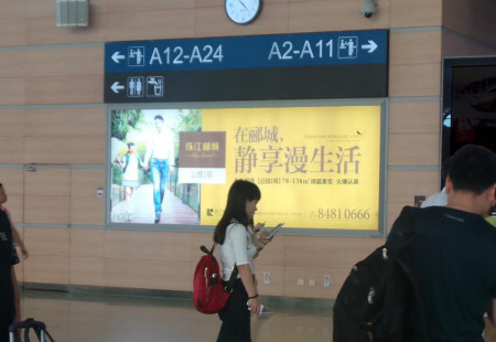 湖南长沙市高铁媒体长沙南站检票口侧边墙面灯箱编号：ZWCM-CS-021