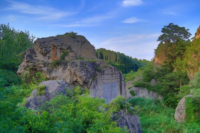 中岳嵩山的名景——石淙会饮处，现存河南省最大的摩崖碑刻“石淙河摩崖题记”