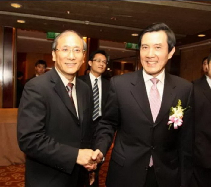 副会长蔡丰名与杰出政治家学者马英九先生在一起