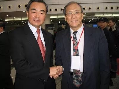 蔡丰名博士与中国外交部长王毅先生