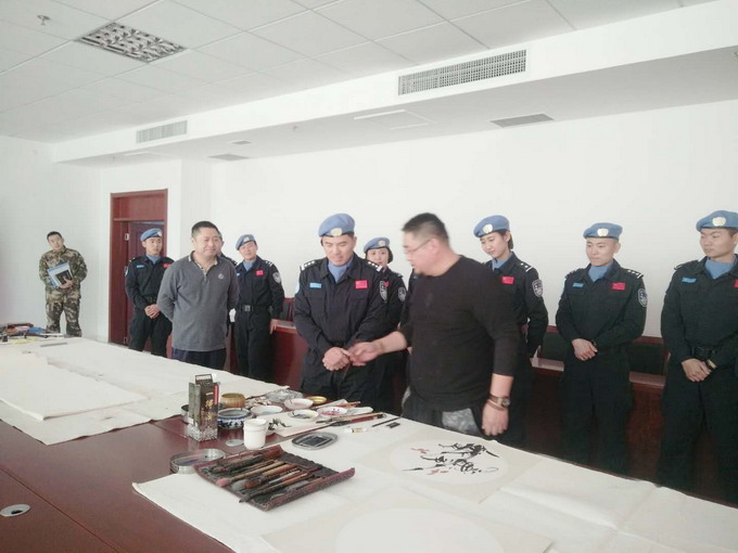 副院长吴熙明在中国维和部队和官兵一起交流书画